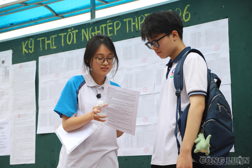 Thí sinh trao đổi bài làm sau khi kết thúc giờ thi. clo_br_img-5523.jpg