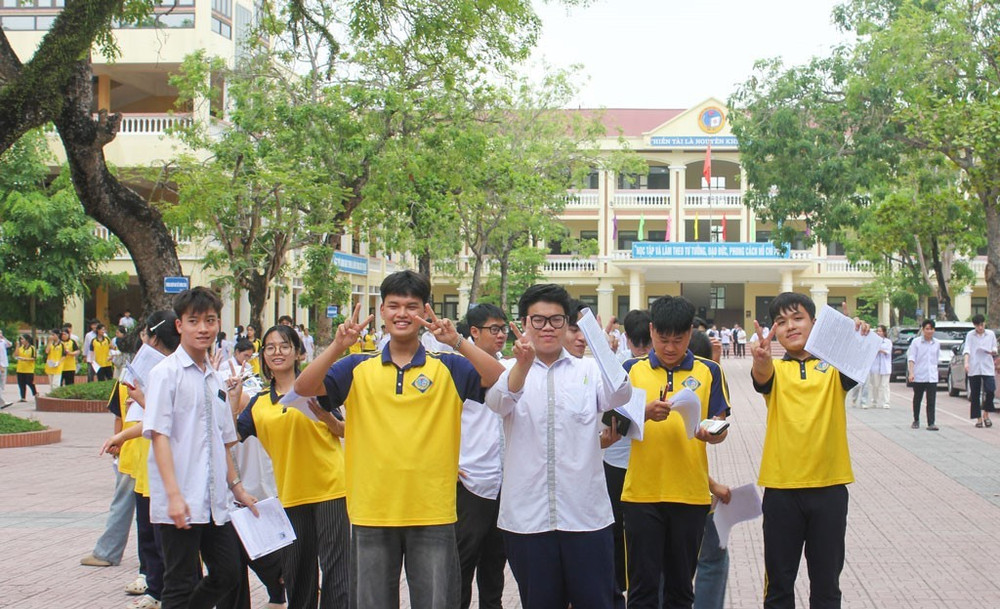 Thí sinh dự thi tại điểm Trường THPT Tống Văn Trân (xã Ý Yên) hoàn thành các bài thi tự chọn Kỳ thi tốt nghiệp THPT năm 2026. Ảnh: Thành Trung ninh-binh.jpg