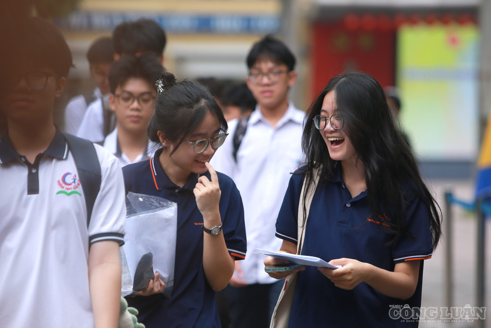 Nhiều em tranh thủ gặp gỡ bạn bè, trao đổi về bài làm và chia sẻ những dự định sau khi hoàn thành kỳ thi quan trọng nhất của quãng đời học sinh. clo_br_11-3367.jpg