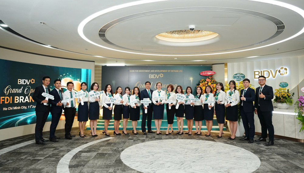 Cán bộ, nhân viên Chi nhánh BIDV ngày khai trương tap-the-chi-nhanh-fdi-i-ngay-khai-truong-hoat-dong.jpg