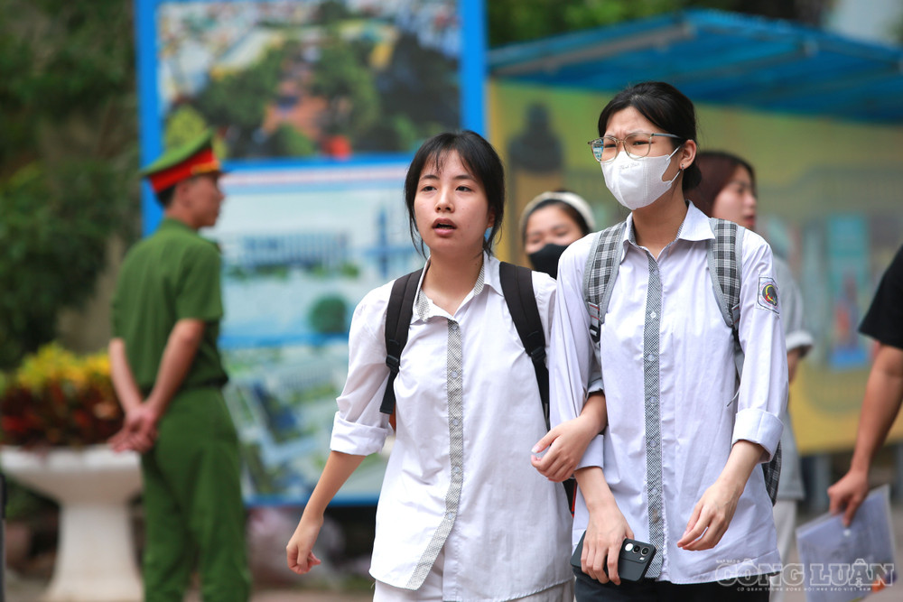 Chia sẻ sau kỳ thi, một số thí sinh dự thi các môn Toán, Ngữ văn, Vật lý và Tiếng Anh cho biết đề Vật lý tương đối vừa sức, sát với nội dung giáo viên đã ôn tập. Nhiều em nhận xét đề thiên về lý thuyết, tập trung kiểm tra kiến thức nền tảng và khả năng vận dụng cơ bản. clo_br_9-83.jpg