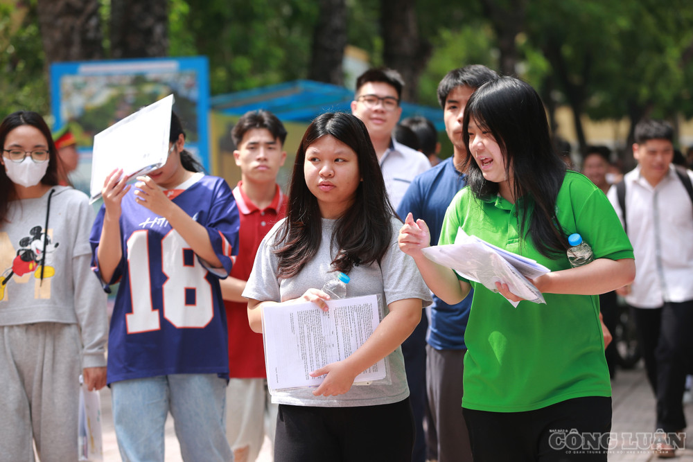 “Đề Lý năm nay khá sát với những gì thầy cô đã ôn trên trường nên mình không thấy có nội dung nào quá ngoài lề. Nếu nắm chắc công thức và kiến thức cơ bản thì có thể làm tốt bài. Mình dự đoán đạt khoảng 7-8 điểm”, một thí sinh chia sẻ. clo_br_8-2702.jpg