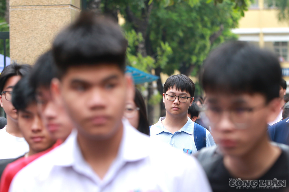 Trong khi đó, môn Tiếng Anh được nhiều học sinh đánh giá là thử thách hơn. Không ít em cho biết chỉ tự tin với mức điểm khoảng 5-6 điểm. So với môn Tiếng Anh, nhiều thí sinh kỳ vọng sẽ đạt kết quả cao hơn ở môn Vật lý. clo_br_6.jpg