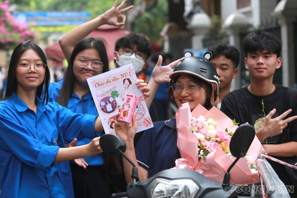 Nhiều người thân và bạn bè mang theo hoa, quà cùng những tấm thiệp chúc mừng để đón các thí sinh sau khi hoàn thành kỳ thi tốt nghiệp THPT. clo_br_14-6177.jpg