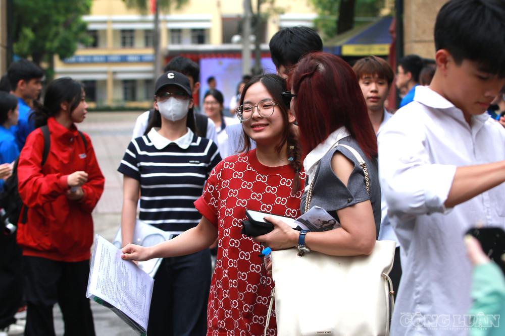Tại cổng điểm trường thi, phụ huynh đã chờ đón các thí sinh. clo_br_10-1935.jpg