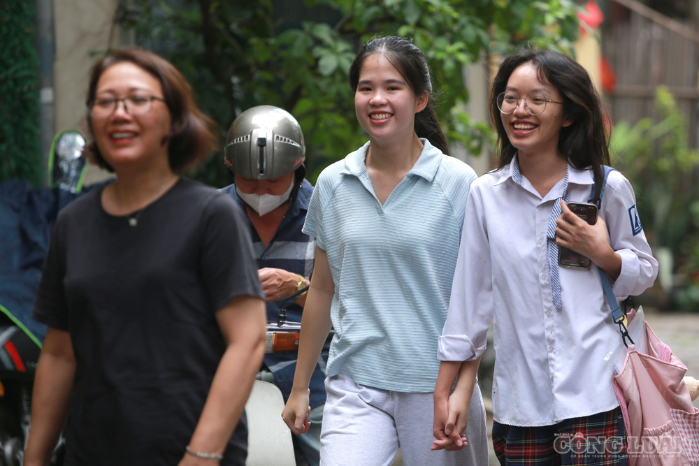 Gương mặt nhẹ nhõm cùng nụ cười của các thí sinh sau khi hoàn thành bài thi tự chọn. clo_br_15-138.jpg