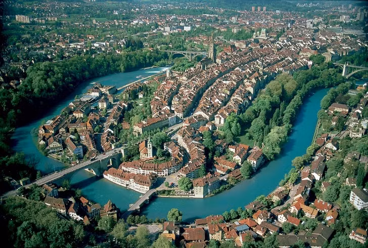 Một góc thành phố Bern, Thuỵ Sĩ. Ảnh: de:Benutzer:Reaast bern-luftaufnahme.png