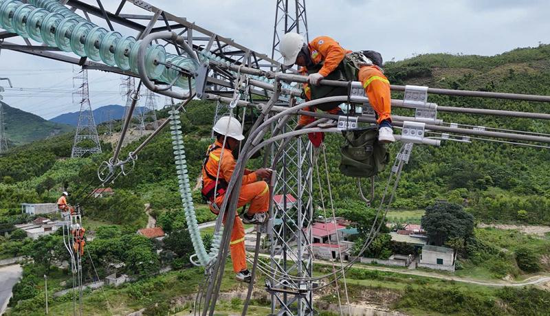 Trước mùa nắng nóng năm nay, PTC2 đã củng cố, sửa chữa lưới điện đểđảm bảo vận hành an toàn, liên tục, ổn định mùa nắng nóng. Ảnh: PTC2