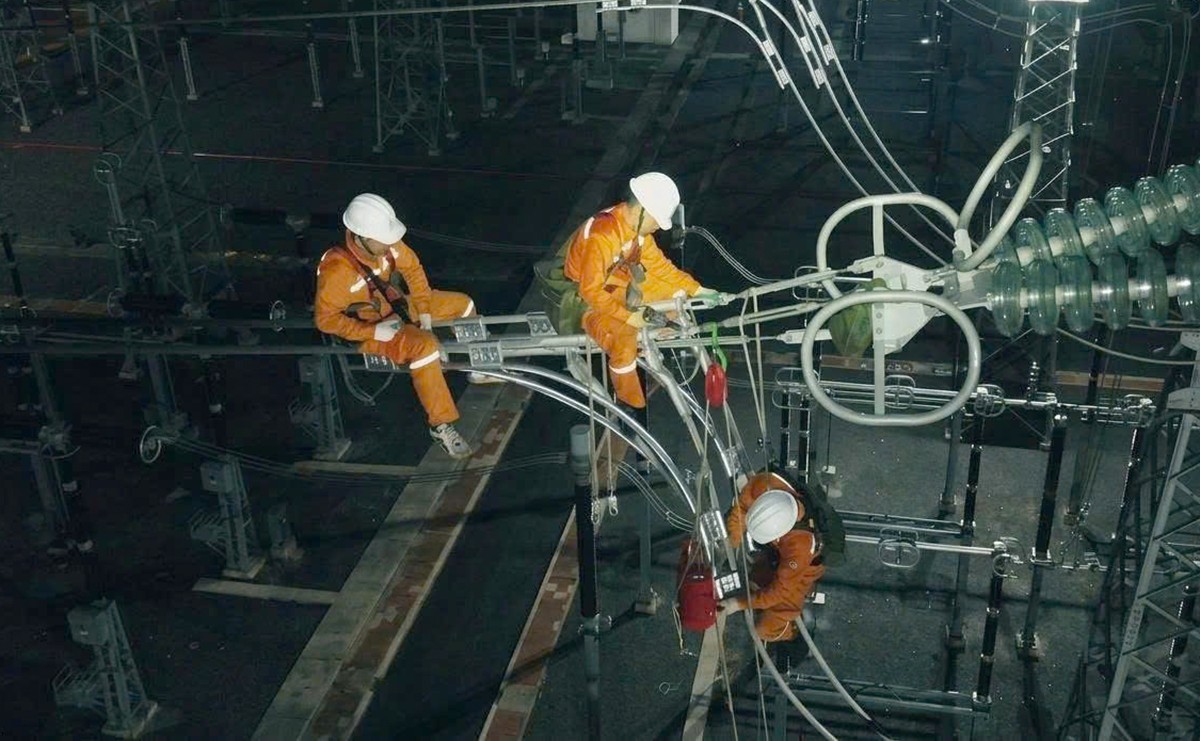 Công ty Truyền tải điện 2 giữ vững truyền tải điện trong cao điểm nắng nóng 2026