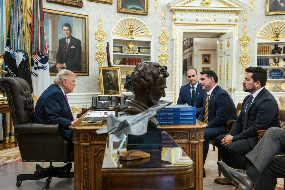 Hai anh em Eduardo Bolsonaro và Flavio Bolsonaro đã gặp Tổng thống Mỹ Donald Trump tại Nhà Trắng hồi tháng trước. Ảnh: WH hj02hsrbsaegzh2.jpg