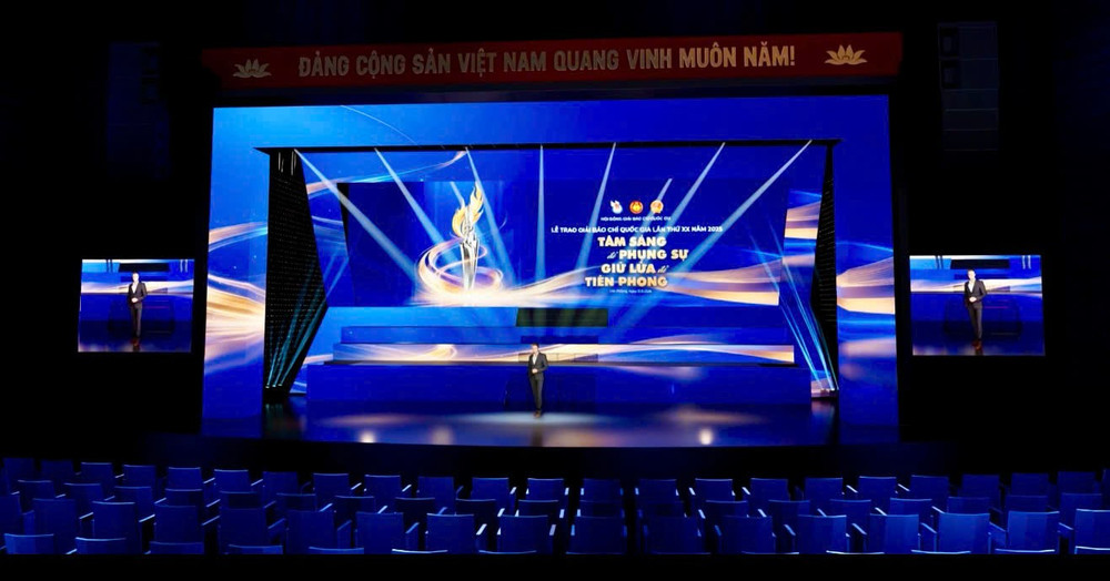 Sân khấu Lễ trao Giải Báo chí Quốc gia lần thứ XX được thiết kế theo hướng kết hợp giữa yếu tố lịch sử, nghệ thuật và công nghệ trình diễn hiện đại. 2aoboqe6myfvhk2grpyt03u0v0t1xxk6hjw8zni8.jpg