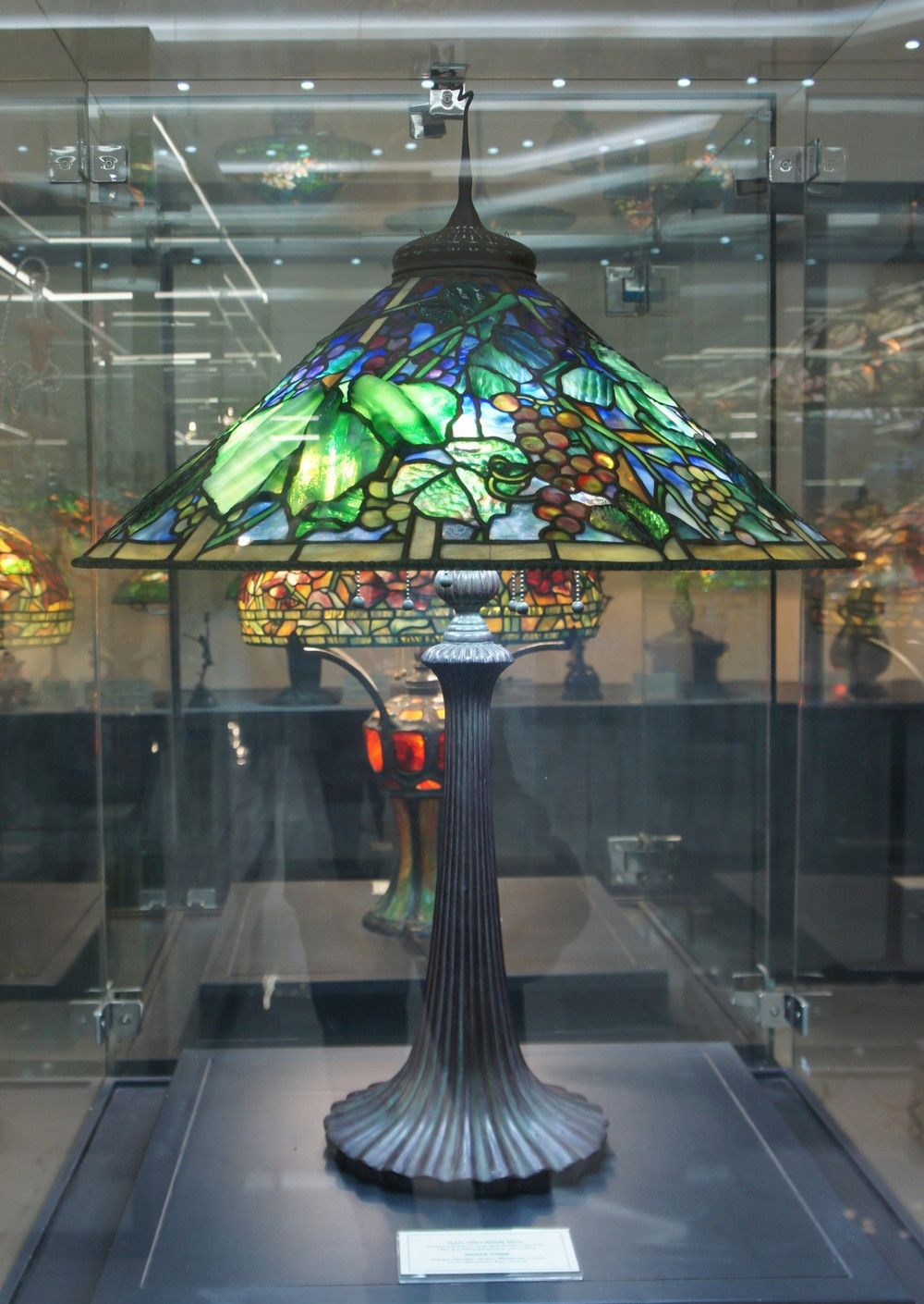 Một tác phẩm thuộc dòng kính màu Tân nghệ thuật (Art Nouveau) của hãng Tiffany, Mỹ. 5-8997.jpg