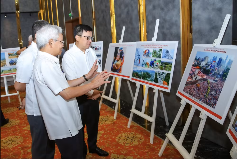 Ông Lê Quốc Minh, Chủ tịch Hội Nhà báo Việt Nam, Chủ tịch Hội đồng Giải Báo chí Quốc gia cùng các thành viên Hội đồng chung khảo đánh giá các tác phẩm ảnh báo chí tham dự giải thưởng. (Ảnh: Sơn Hải) anh-chup-man-hinh-2026-06-17-luc-111513.png
