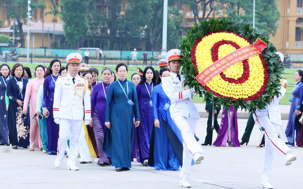 Sáng 17/6, trước giờ diễn ra Phiên làm việc thứ nhất Đại hội đại biểu Phụ nữ toàn quốc lần thứ XIV, nhiệm kỳ 2026-2031, Đoàn đại biểu dự Đại hội do đồng chí Lê Thị Thủy, Ủy viên TƯ Đảng, Phó Chủ tịch UBTƯ MTTQ Việt Nam, Chủ tịch Hội LHPN Việt Nam, làm Trưởng đoàn đã vào Lăng viếng Chủ tịch Hồ Chí Minh và đặt vòng hoa tại Đài tưởng niệm các Anh hùng liệt sĩ trên đường Bắc Sơn (Hà Nội). Ảnh: PNVN img3309-3-1781656221938838419063-99-0-1699-2560-crop-1781656540206773482747.jpg