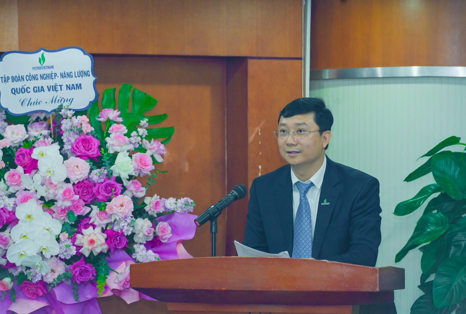 Petrovietnam trao quyết định giao nhiệm vụ Viện trưởng Viện Dầu khí Việt Nam Petrovietnam trao quyết định giao nhiệm vụ Viện trưởng Viện Dầu khí Việt Nam