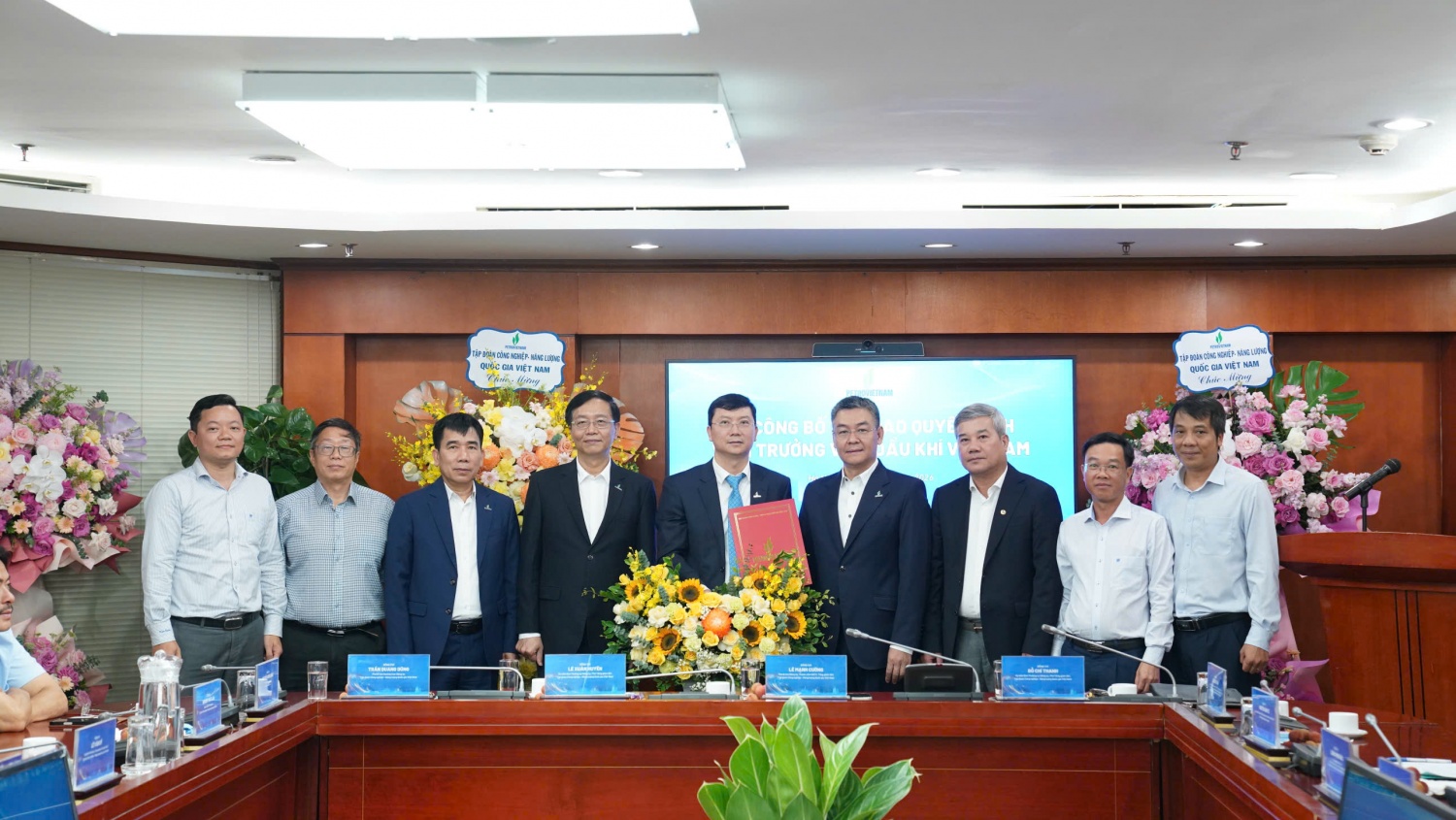 Petrovietnam trao quyết định giao nhiệm vụ Viện trưởng Viện Dầu khí Việt Nam Petrovietnam trao quyết định giao nhiệm vụ Viện trưởng Viện Dầu khí Việt Nam