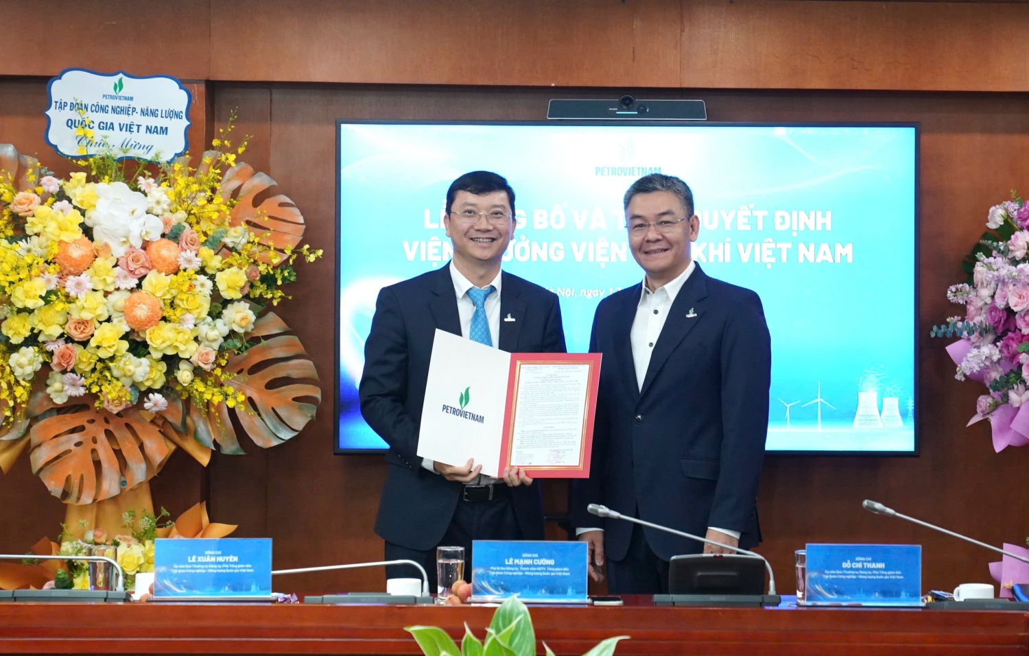 Petrovietnam trao quyết định giao nhiệm vụ Viện trưởng Viện Dầu khí Việt Nam Petrovietnam trao quyết định giao nhiệm vụ Viện trưởng Viện Dầu khí Việt Nam