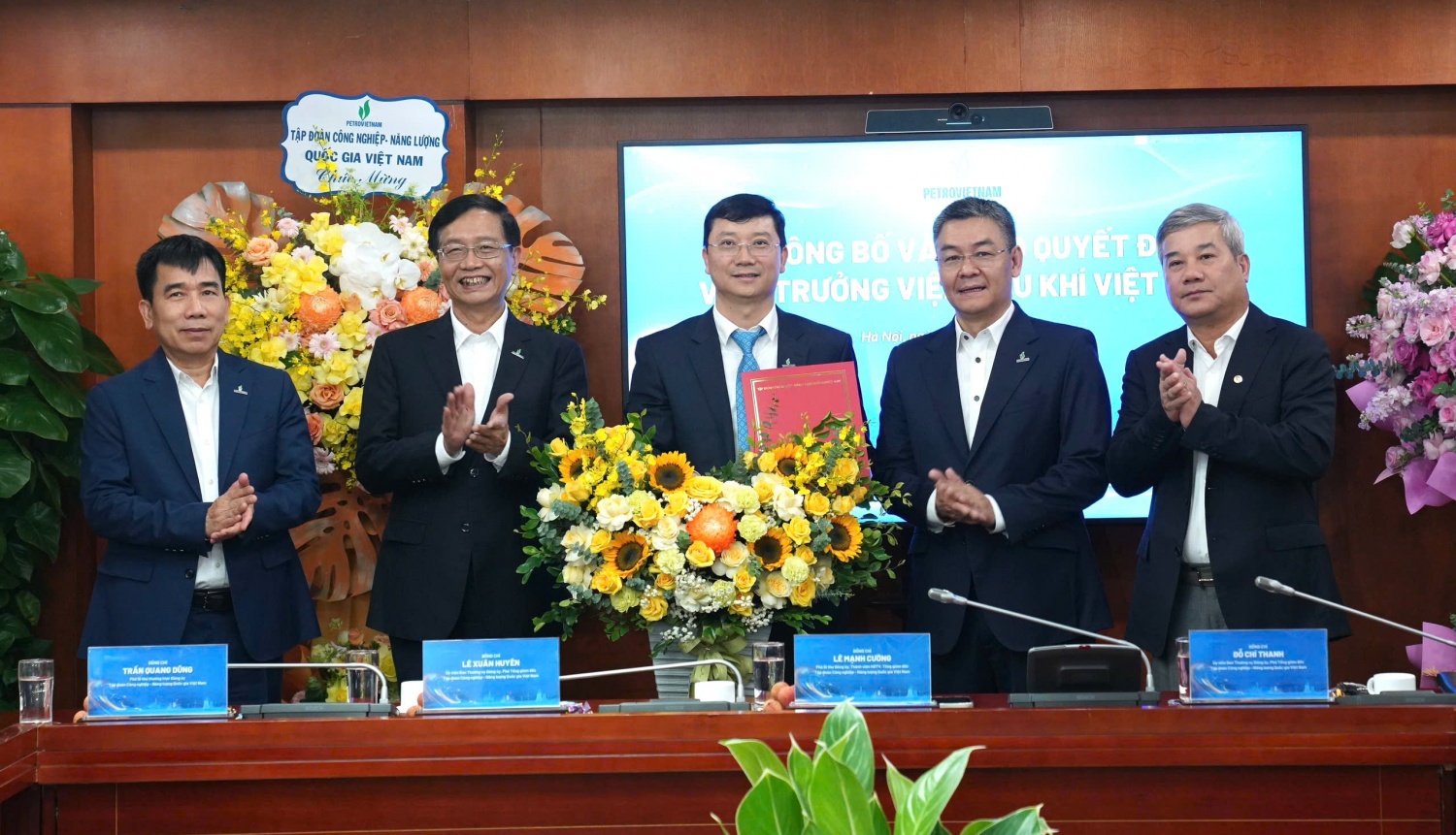 Petrovietnam trao quyết định giao nhiệm vụ Viện trưởng Viện Dầu khí Việt Nam Petrovietnam trao quyết định giao nhiệm vụ Viện trưởng Viện Dầu khí Việt Nam