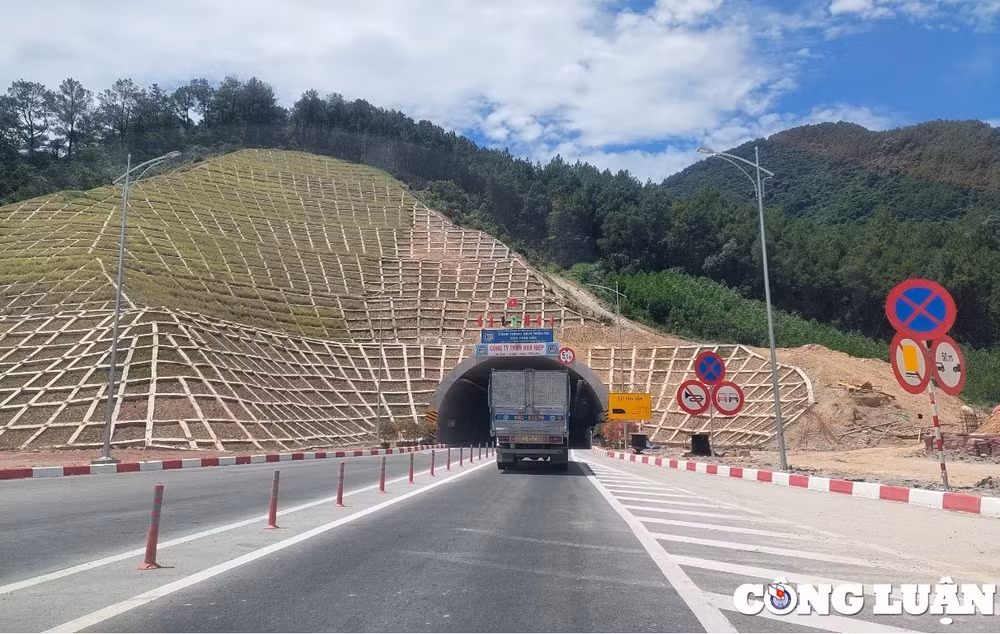 Hầm Thần Vũ trên cao tốc Bắc - Nam đoạn Diễn Châu - Bãi Vọt hiện đang khai thác 1 ống hầm. ham-than-vu.png