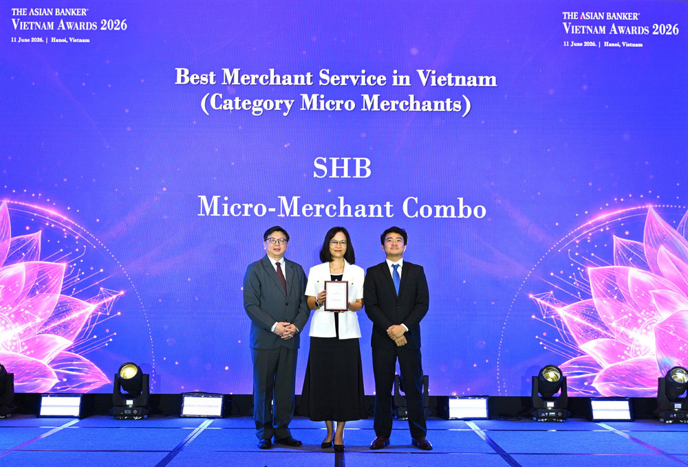 Bà Đoàn Thái Thanh Thủy – Phó giám đốc Khối Ngân hàng Bán lẻ SHB đại diện Ngân hàng nhận giải thưởng anh-1-8.jpg