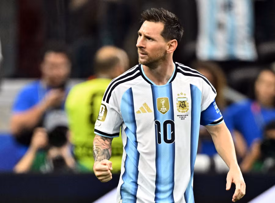 Lionel Messi lập kỷ lục với các bàn thắng thứ 17 và 18 trong trận Argentina thắng Áo 2-0. messi-2.jpg