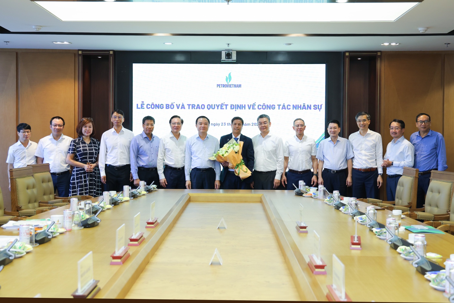 Trao quyết định giao nhiệm vụ Trưởng Ban Thăm dò Khai thác dầu khí Petrovietnam Trao quyết định giao nhiệm vụ Trưởng Ban Thăm dò Khai thác dầu khí Petrovietnam