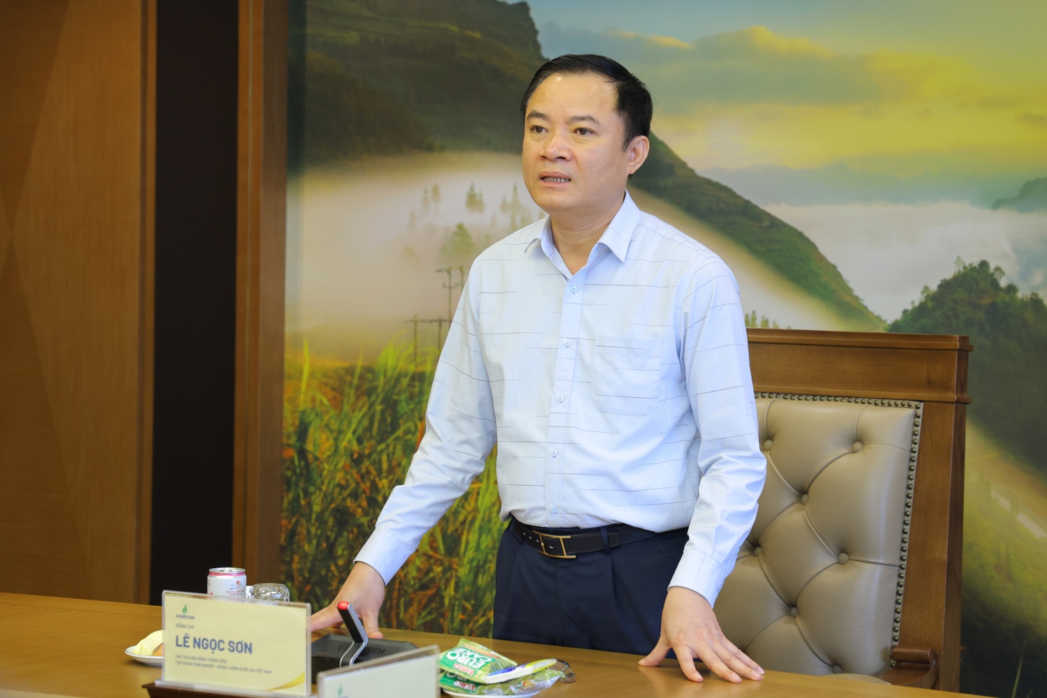 Trao quyết định giao nhiệm vụ Trưởng Ban Thăm dò Khai thác dầu khí Petrovietnam Trao quyết định giao nhiệm vụ Trưởng Ban Thăm dò Khai thác dầu khí Petrovietnam