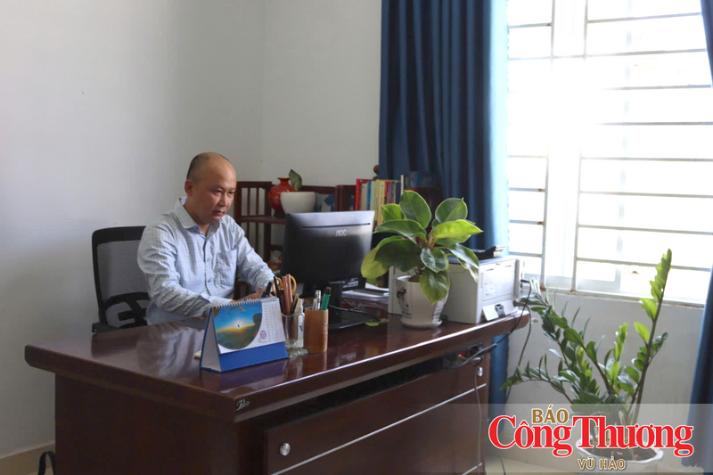 Phòng làm việc của lãnh đạo và các phòng ban Hội Chữ thập đỏ Đà Nẵng tận dụng ánh sáng tự nhiên, giảm sử dụng bóng đèn, điều hòa