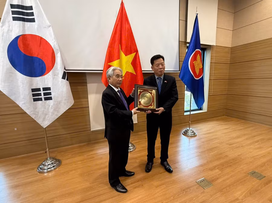 Nhà giáo ưu tú, PGS.TS Lương Minh Cừ, Bí thư Đảng ủy, Hiệu trưởng Trường ĐH Cửu Long tặng quà lưu niệm cho ông Vũ Hồ, Đại sứ Đặc mệnh toàn quyền nước CHXHCN Việt Nam tại Hàn Quốc. dhcl-lam-viec-han-quoc-2.jpg
