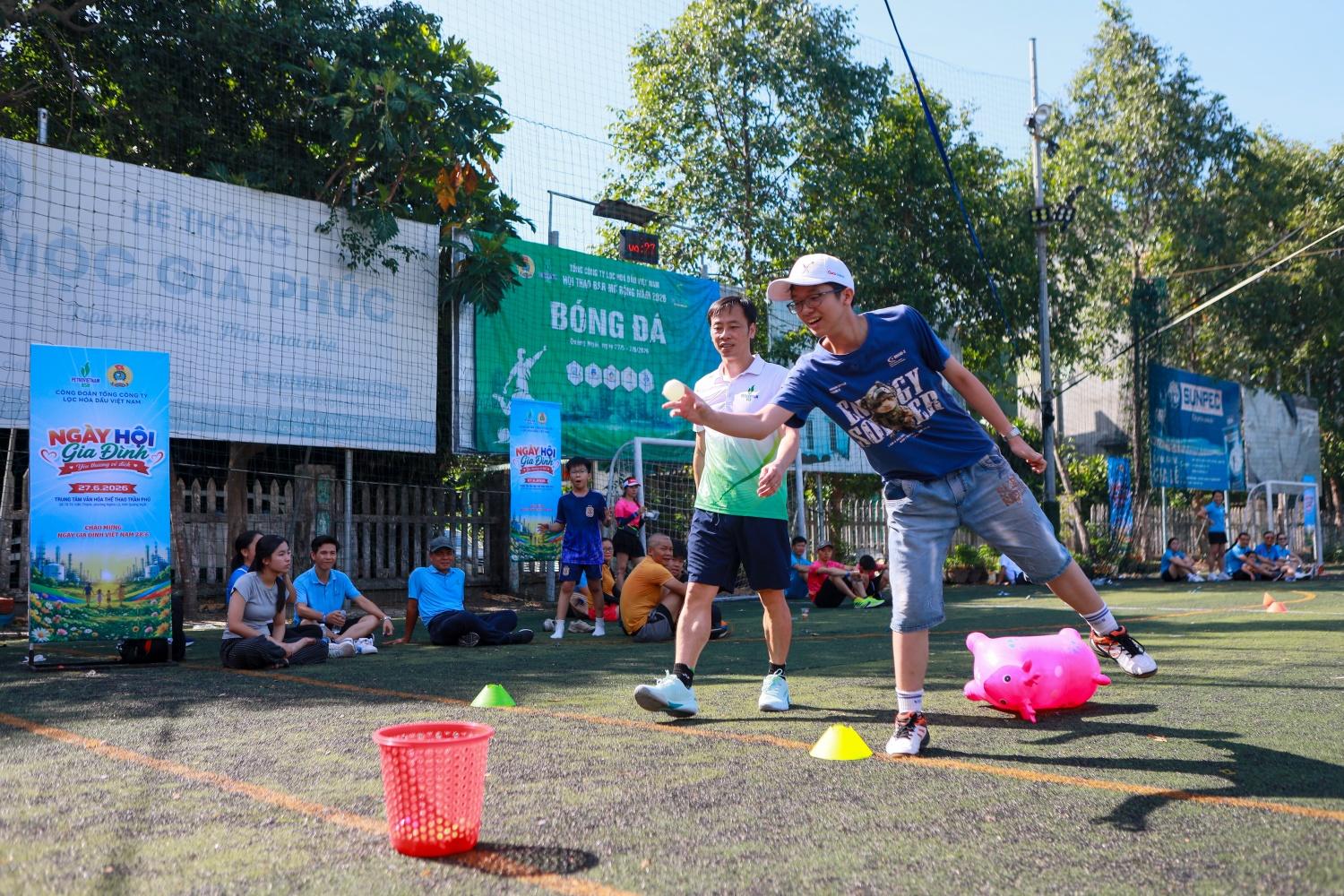 Các em nhỏ là con của các CBCNV cũng vui tươi, hào hứng hoà mình cùng những người thân trong gia đình để hoàn thành phần thi.