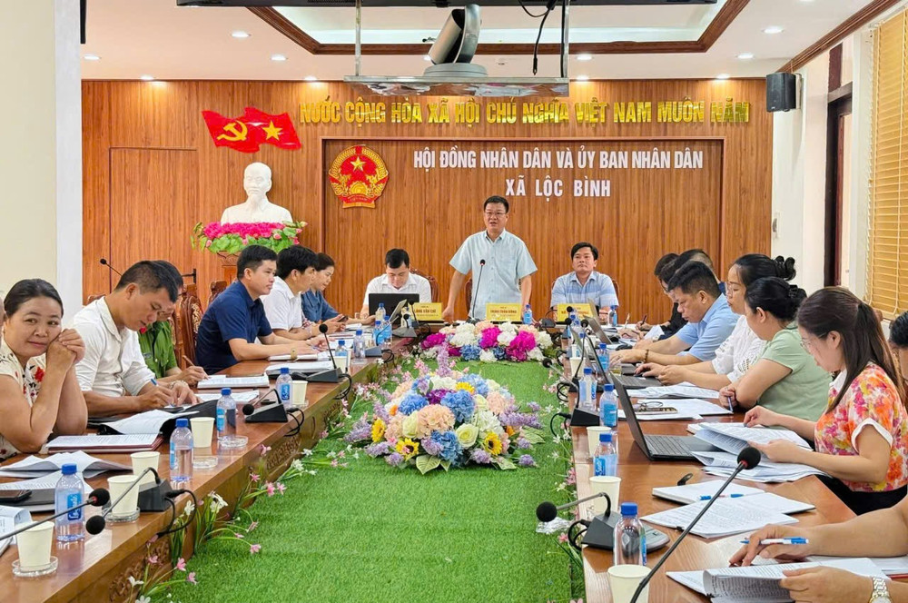 Hội nghị triển khai sắp xếp tinh gọn thôn, tổ dân phố của xã Lộc Bình. Ảnh: Xã Lộc Bình 2.jpg