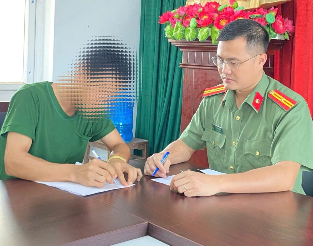 Lực lượng công an làm việc với anh L.V.Đ. (ảnh Công an Hải Phòng) ha-tay.jpg