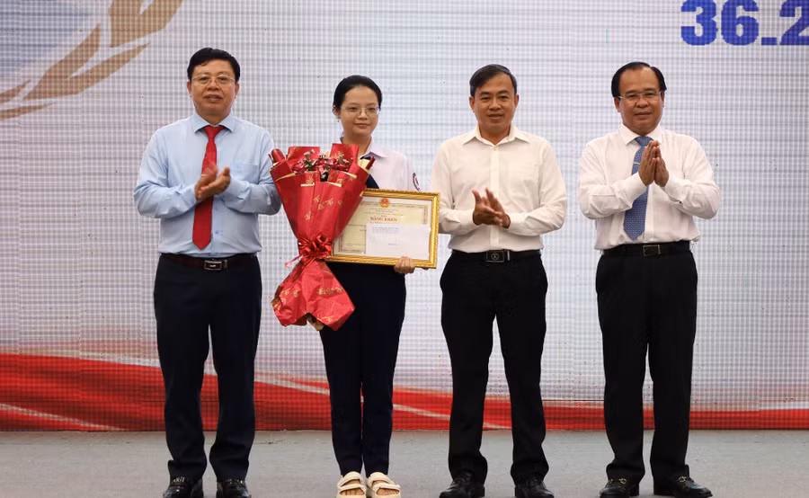 Dương Lý Nhã Kỳ, học sinh lớp 12T, Trường THPT chuyên Bạc Liêu có điểm cao xếp thứ 2 kỳ thi được tuyên dương. tuyen-duong-hs-6.jpg