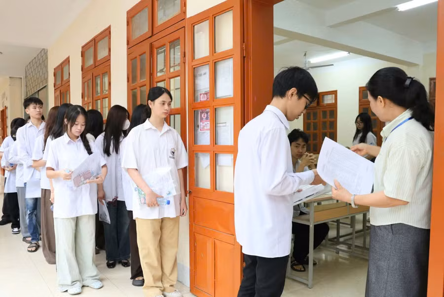 Thí sinh làm thủ tục dự thi. son-la-thi.jpg