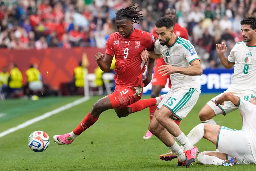 Thụy Sĩ (áo đỏ) thắng Algeria 2-0 ở vòng 32 đội World Cup 2026. Ảnh: AP thuy-si-algeria.jpg