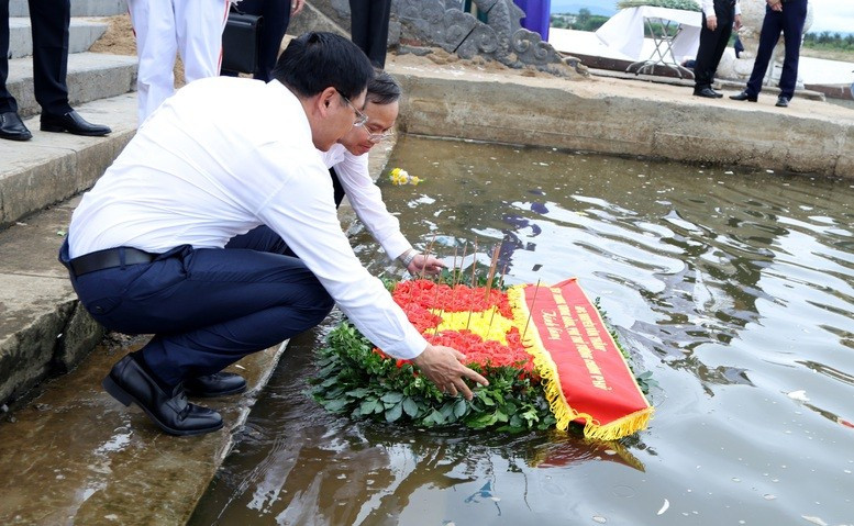 Phó Thủ tướng Nguyễn Văn Thắng và Phó Chủ tịch UBND tỉnh Quảng Trị Lê Đức Tiến thả hoa và dâng hương tưởng nhớ các anh hùng liệt sĩ tại bến thả hoa bờ Bắc sông Thạch Hãn - Ảnh VGP Phó Thủ tướng Nguyễn Văn Thắng và Phó Chủ tịch UBND tỉnh Quảng Trị Lê Đức Tiến thả hoa và dâng hương tưởng nhớ các anh hùng liệt sĩ tại bến thả hoa bờ Bắc sông Thạch Hãn - Ảnh VGP