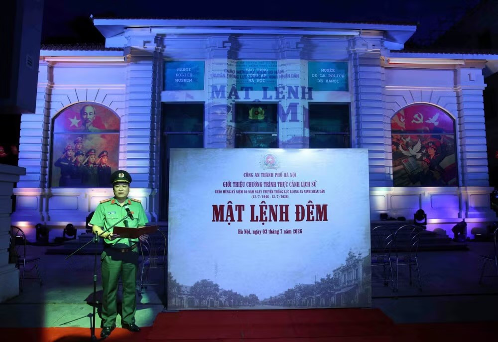 Đại tá Nguyễn Tiến Đạt - Phó Giám đốc Công an TP Hà Nội phát biểu khai mạc chương trình. Ảnh: TTXVN img-1293.jpg