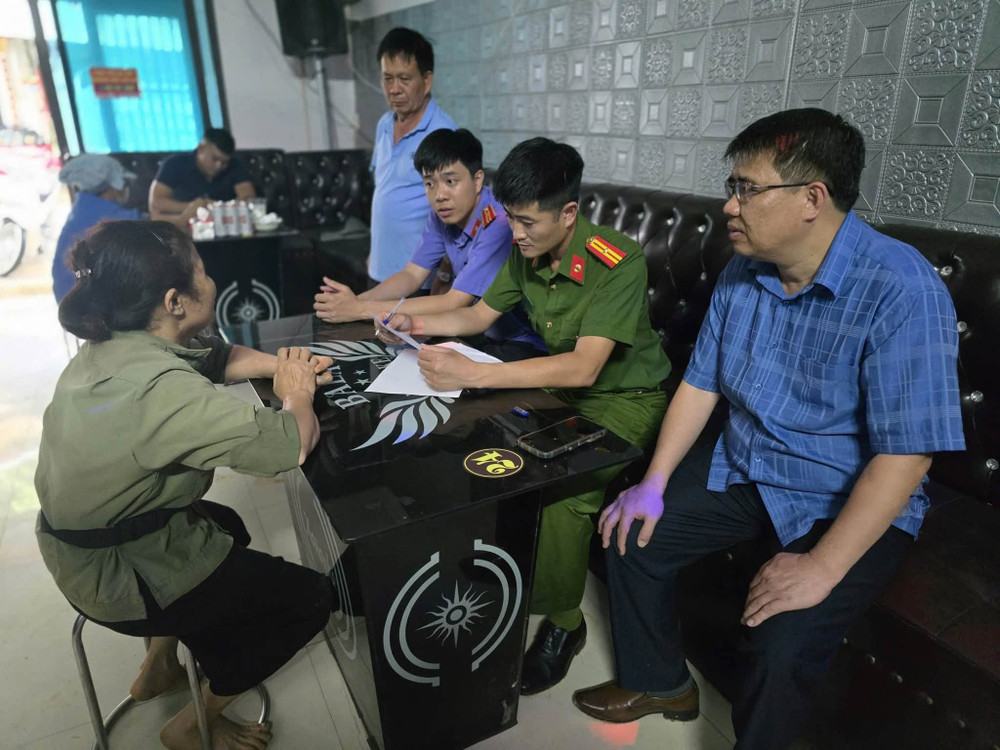 Các cơ quan chức năng làm việc với bà Đào Thị Lương - Ảnh: Công an tỉnh Lạng Sơn. 737738797-1326713916245328-3802876477919544965-n.jpg