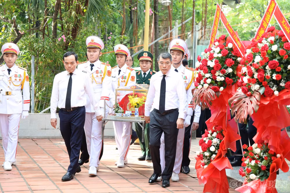 Thủ tướng Lê Minh Hưng cùng Bí thư Thành ủy TP HCM Trần Lưu Quang thực hiện nghi thức di quan clo_br_quy-tap.jpg