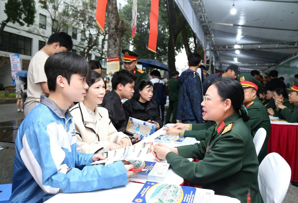 Các trường quân đội nhận hồ sơ xét tuyển từ 17 đến 25, điểm sàn Học viện Khoa học quân sự với thí sinh nữ cao nhất. Ảnh: Đại học Chính trị 648093632-1317275543770496-900402151776845125-n.jpg