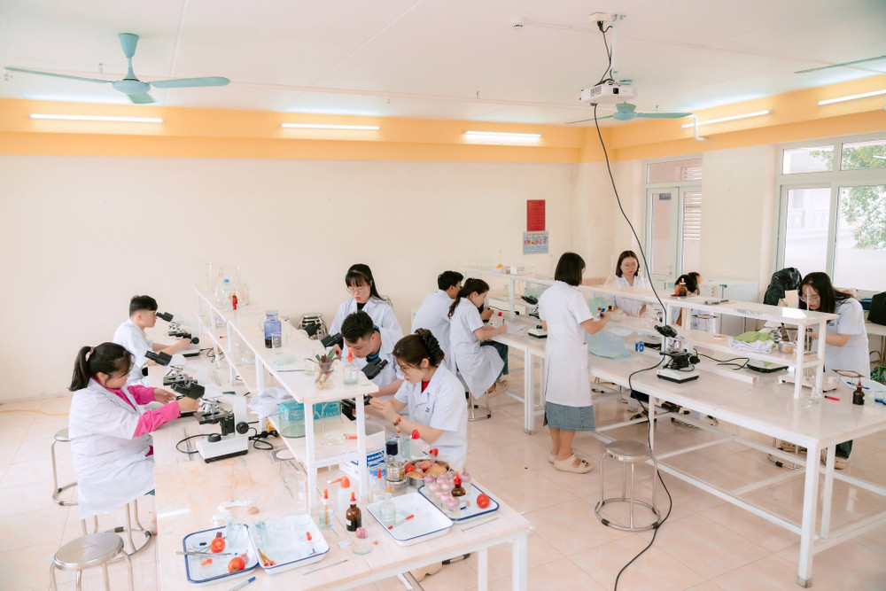 Sinh viên ngành Dược của Đại học Kinh Bắc. Ảnh: Fanpage nhà trường 592906979-1306351094838656-3463654903740822876-n.jpg