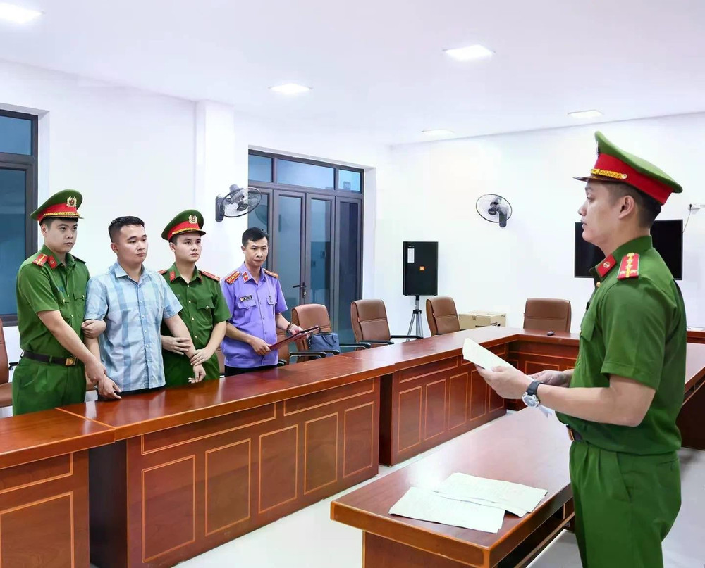 Công an tỉnh Tuyên Quang thi hành lệnh giữ người trong trường hợp khẩn cấp đối với Nguyễn Hà Duy - Ảnh: Công an Tuyên Quang. tuyen.jpg