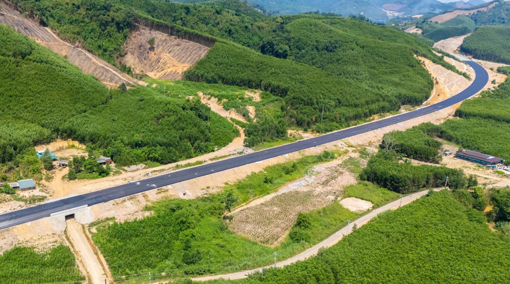 Gói thầu XL1 có chiều dài 11 km, đi qua địa hình đồi núi hiểm trở thuộc hệ thống dãy Trường Sơn, nằm giữa ranh giới hai tỉnh Khánh Hòa và Đắk Lắk. Trên tuyến có hầm Phượng Hoàng dài 1,7 km và 10 cầu, chủ yếu là cầu cạn vượt thung lũng. z8023156096619-81118b9473ee984b0466f102a87b3782.jpg