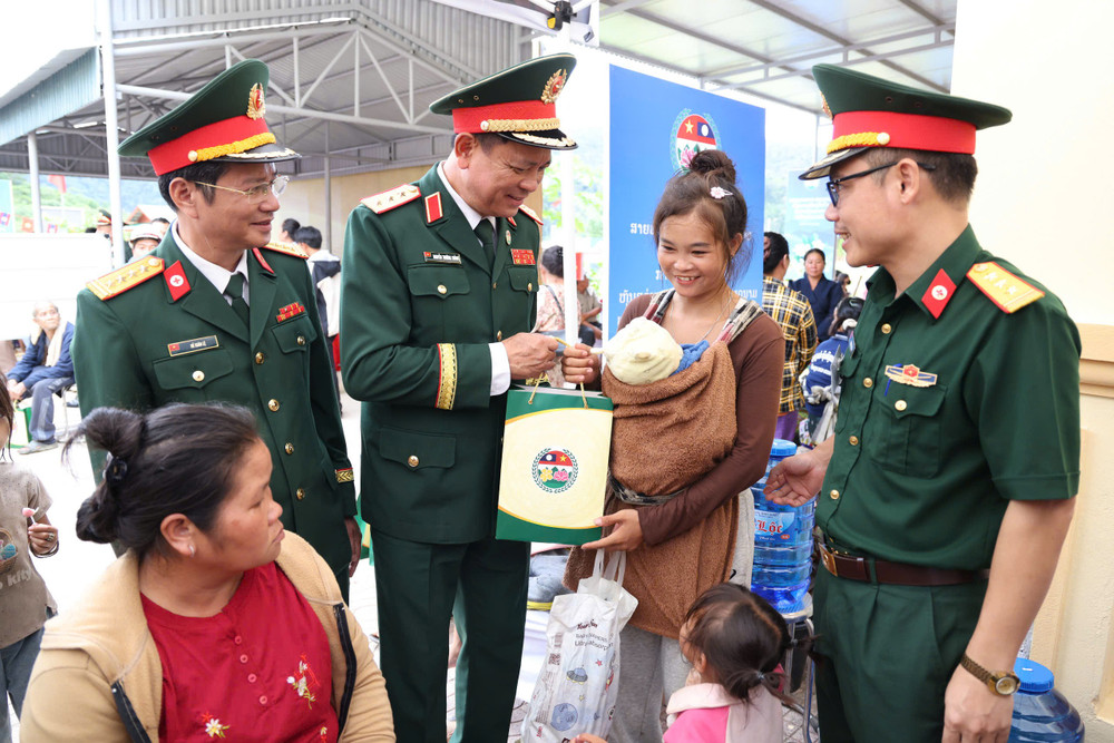 Hoạt động khám, chữa bệnh và hỗ trợ sinh kế thể hiện sự quan tâm của quân đội hai nước đối với đời sống nhân dân khu vực biên giới (ảnh Giang Phan). 79.jpg