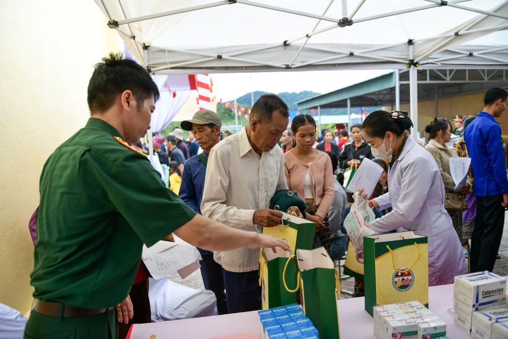Người dân bản Sopteng được đội ngũ quân y hai nước tận tình khám bệnh, tư vấn sức khỏe và cấp thuốc miễn phí (ảnh Giang Phan). 72.jpg