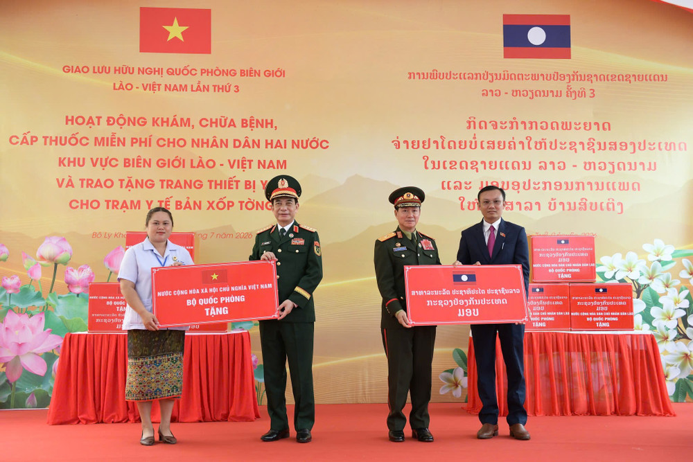 Đại tướng Phan Văn Giang và Đại tướng Khăm Liêng - Ụ Thạ Cay Sỏn trao thiết bị y tế tặng Trạm y tế bản Sopteng (ảnh Khánh Toàn). 71.jpg