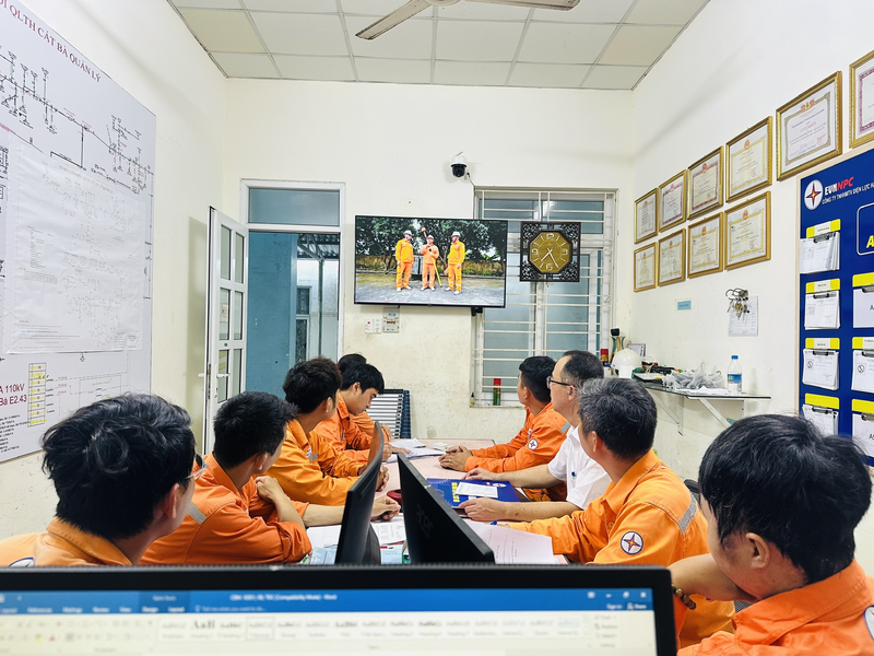 Lãnh đạo Điện lực Cát Hải tham dự Giao ban đầu giờ hàng ngày tại Tổ quản lý tổng hợp Cát Bà - Điện lực Cát Hải.