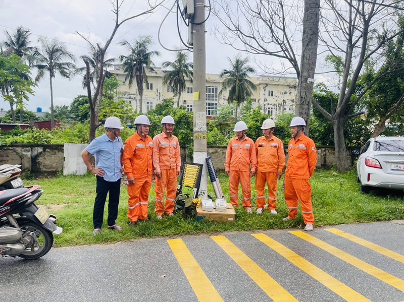 Ông Đinh Minh Thiện - Trưởng Điện lực Cát Hải thực hiện kiểm tra, kiểm soát nội dung công việc tại hiện trường công tác của nhóm công tác Tổ quản lý tổng hợp Cát Hải – Điện lực Cát Hải ngày 2/7/2026.