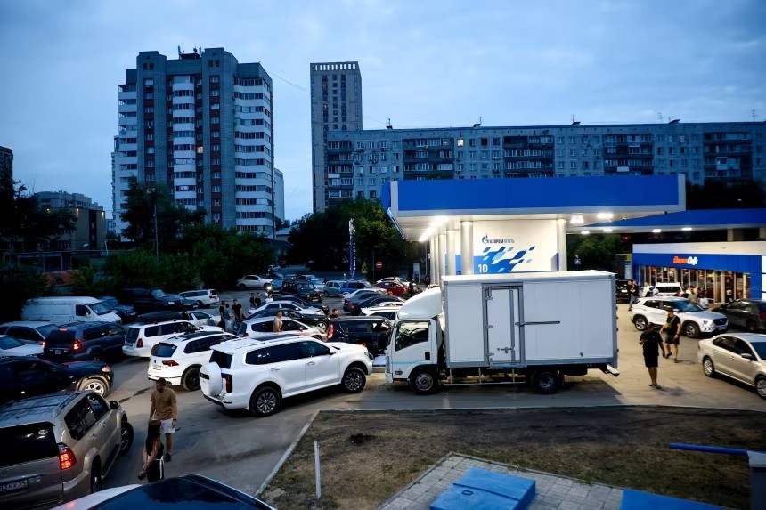 Hàng dài người xếp hàng bên ngoài các trạm xăng từ sáng sớm ở Novosibirsk, Nga vào ngày 3 tháng 7. Ảnh: Getty Images. gettyimages-2283989036.jpg