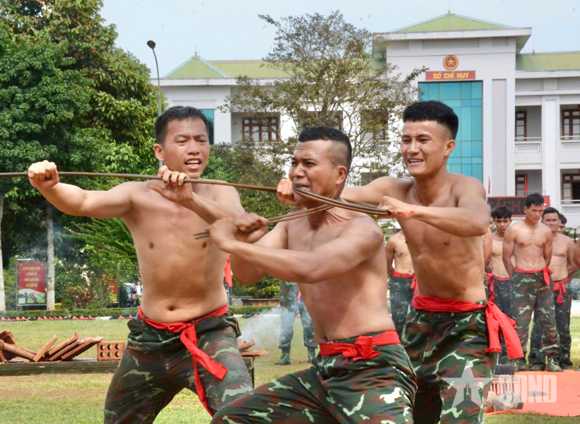 Đặc công khổ luyện thành tài